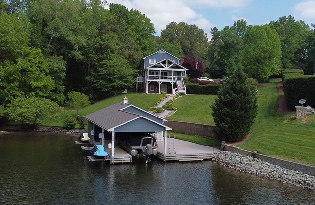 High End Family-Friendly Waterfront Lake House with Dock and close to VIR