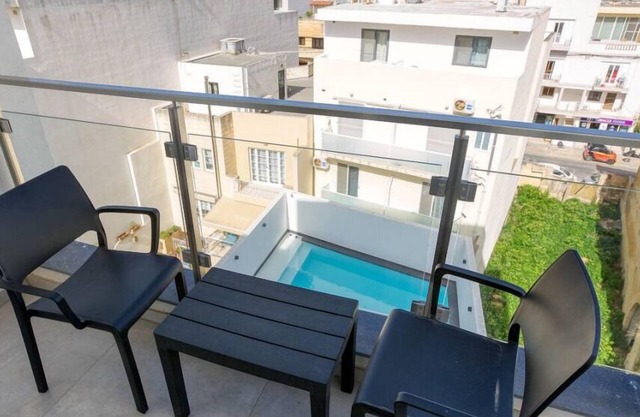 High floor 1BR with Pool access & WIFI in Swieqi