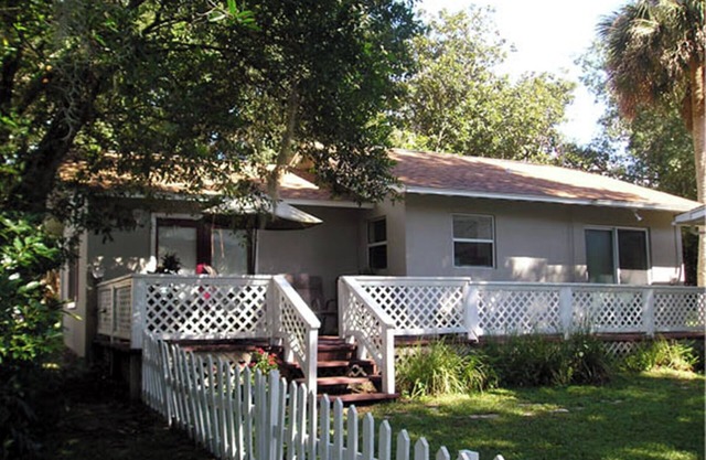 High Hedges Cottage - Close to downtown Mt Dora in quiet neighborhood