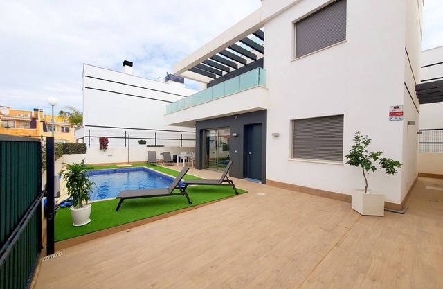 High quality equipped villa with heatable pool in quiet location