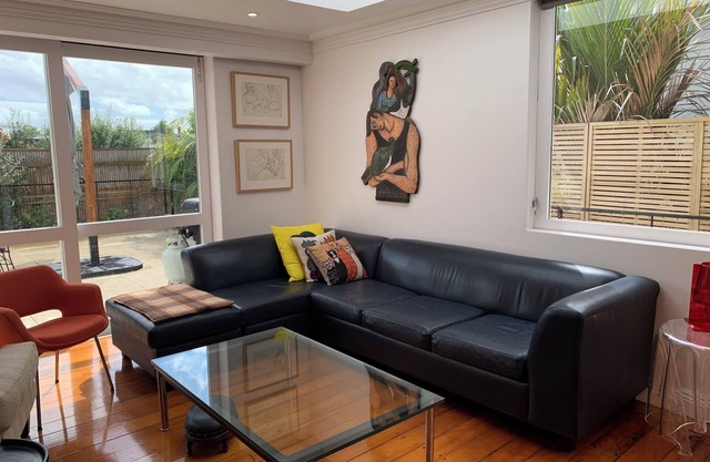 High spec villa in sought after heritage central suburb. Pet friendly
