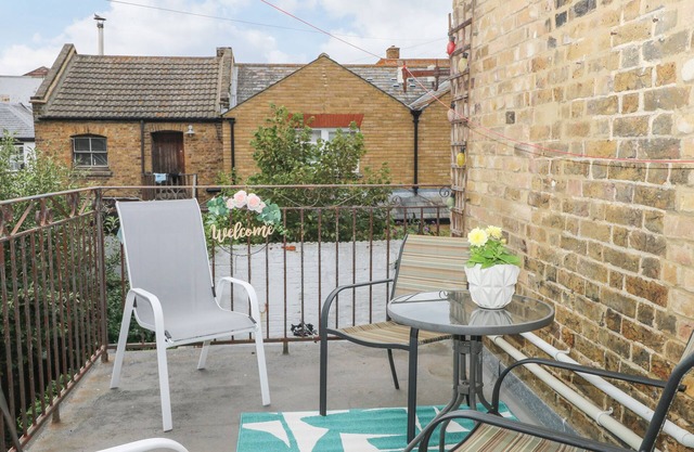 HIGH TIDE, family friendly, character holiday cottage in Herne Bay