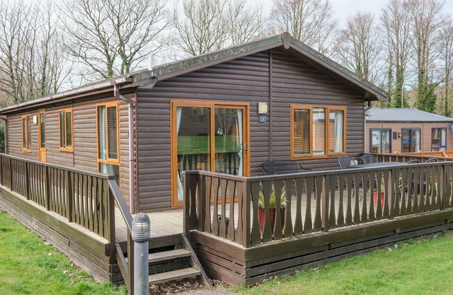 HIGH TIDE, pet friendly, character holiday cottage, with pool in Rock