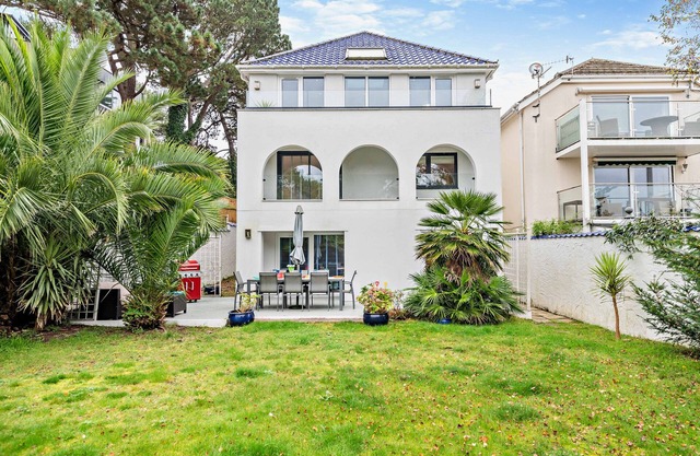 High Tides Elegant & Modern 4-Bedroom Villa in Sandbanks