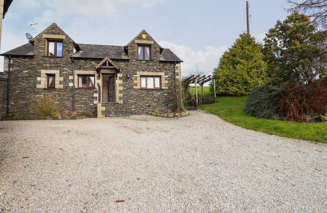 HIGHBECK COTTAGE, pet friendly, with a garden in Crosthwaite