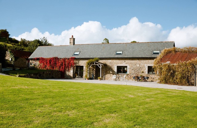 HIGHER WEDDICOTT BARN, pet friendly, with a garden in Chagford