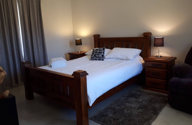 Highfields Country Cottages Valley View Sleeps 2 couples 1 Bedroom & QSofa