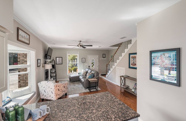 Highly rated 2 BR townhouse steps from DT, and near beaches. Open Labor Day!