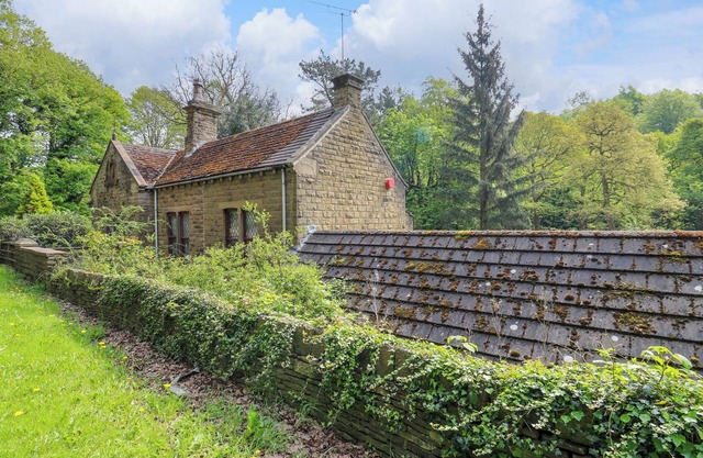 HIGHWOOD LODGE, pet friendly, with hot tub in Denby Dale