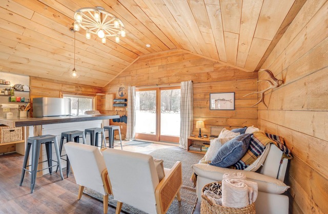 Hike, Fish & Boat: Waterfront Cabin in Ryegate!