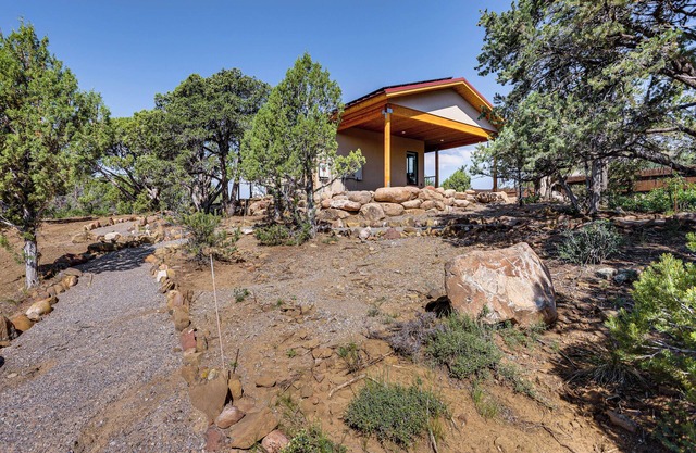Hike, Ski & Golf: Modern Colorado Retreat