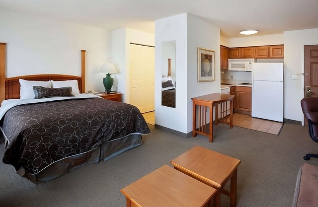 Hike the Natural Bridge Caverns! 2 Spacious Units, Kitchen, Free Breakfast, Pool