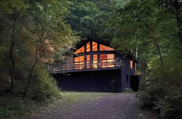 HIKING, Pool, Tennis: Hunter, Wyndham, Belleayre area: ON West Kill-Hunter Trail