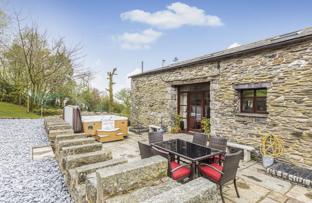 HILL SIDE BARN, family friendly, with hot tub in Pennington