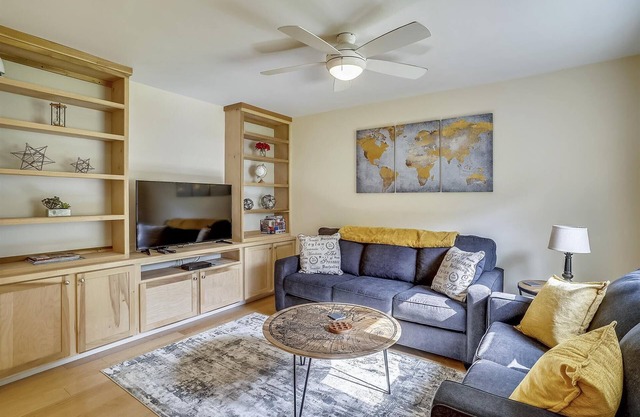 Hillcrest #1: 2 br w/community summer pool!