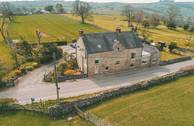 HILLCREST HOUSE, pet friendly, with hot tub in Ashbourne