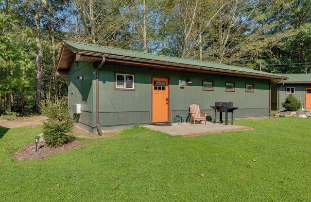 Hillsgrove Creekside Cabin: Close to Hiking