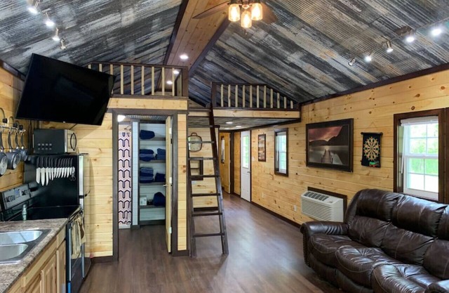 Hillside Cabin #4 Annapolis, MO Black River