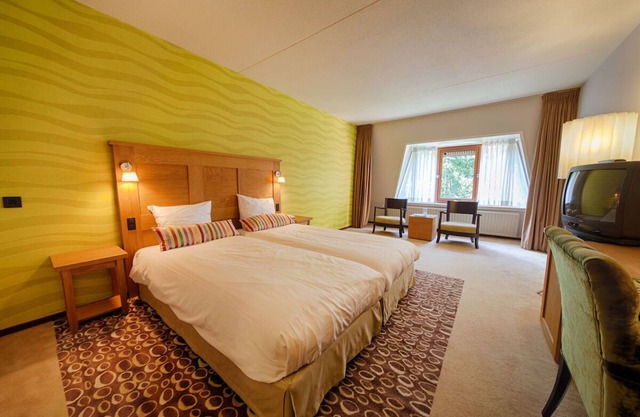 Hillside Comfort in a Green, Quiet Setting! Indoor Pool, Parking!