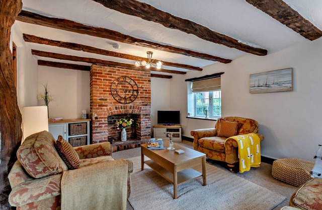 Hillside Cottage - Three Bedroom House, Sleeps 5