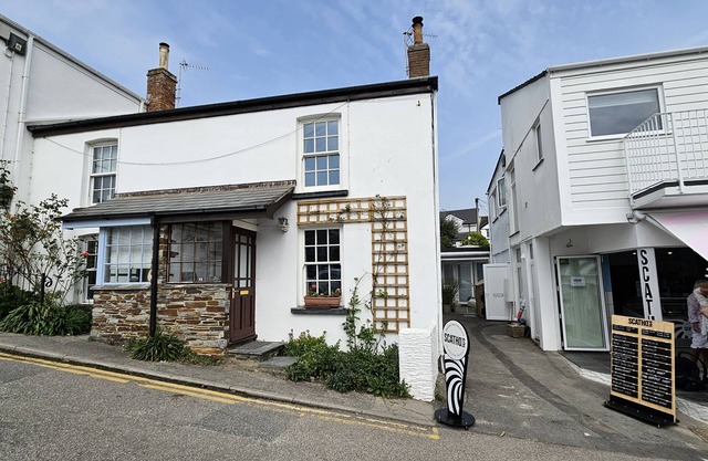 Hillside Cottage - a cottage that sleeps 5 guests in 2 bedrooms