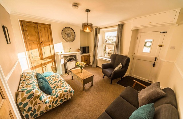 Hillside cottage in Matlock, No Deposit