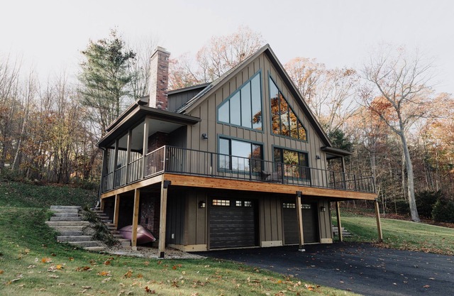Hillside Hideaway: full family home, 250 ft from the lake shore. Dog friendly!