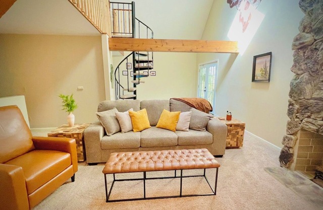 Hillside Hideaway in Marietta, OH: 4 beds, 2 baths, stunning views!nnnn