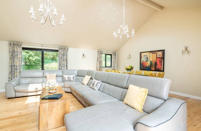 Hillside Lodge - sleeps 4/10 with wood burner and private hot tub