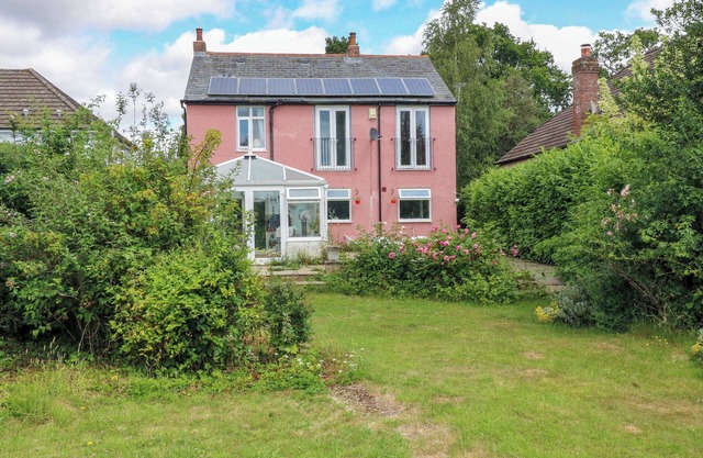 HILLSIDE, pet friendly, character holiday cottage in Holmer Green