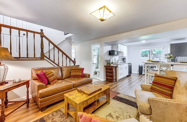 Hillside Place w/Mountain Views ~ 8 Mi to Dtwn!