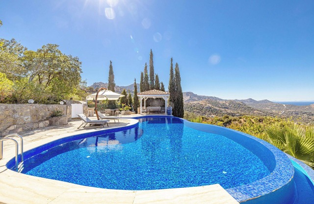 Hillside Retreat in Yalikavak: Exclusive Mansion with Endless Sea Views