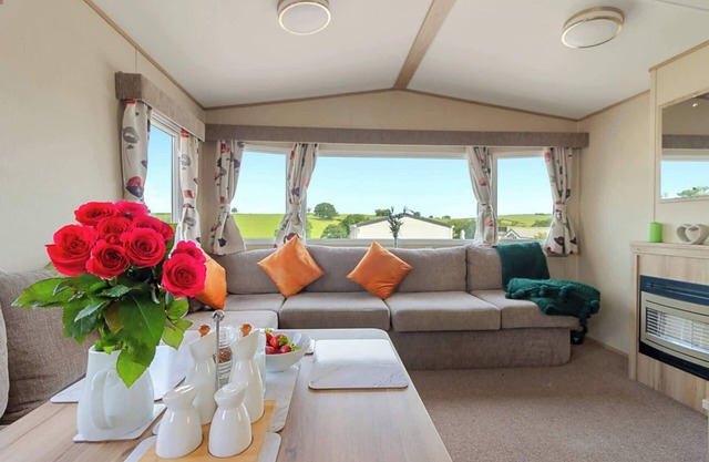 Hillside Splash Retreat - Pool & Fishing Nearby