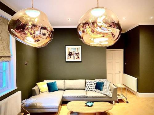Hillthorpe Estate - 14 Bed Manor House with Hot Tubs and Secluded Gardens