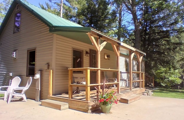 Hilltop cabin in the heart of it all