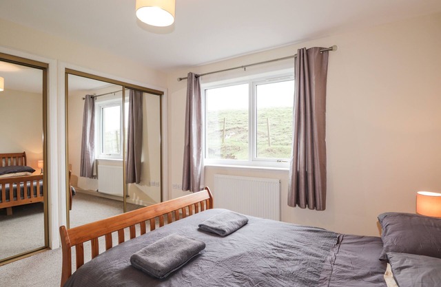 HILLTOP, family friendly, with open fire in Lochinver