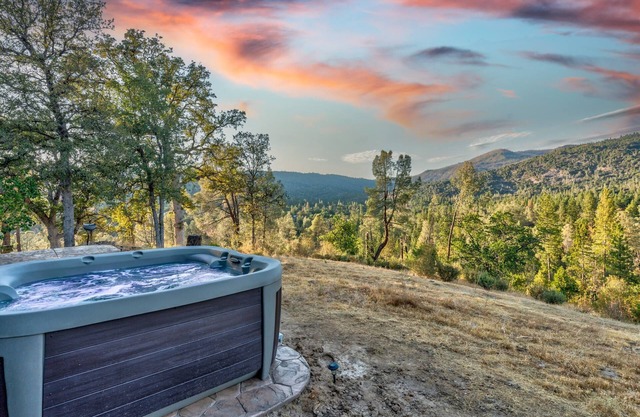 Hilltop Haven- Bright and Modern Cabin w/hot tub and stunning views!