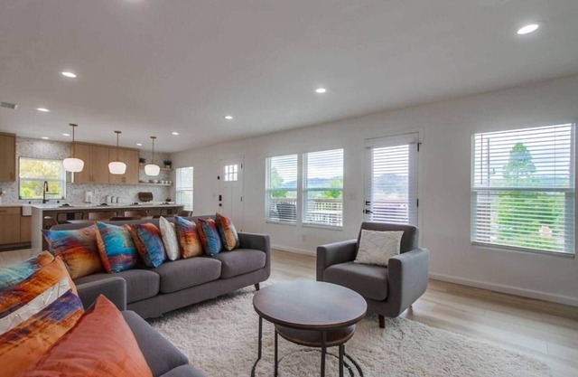 Hilltop Home with views close to all attractions near San Diego