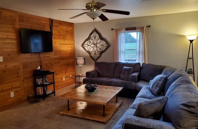 Hilltop Retreat, a modernly-rustic getaway!