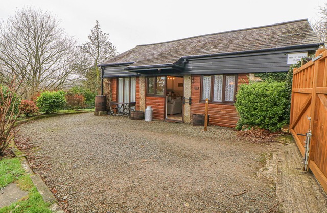 HILLY FIELD BARN, pet friendly, with a garden in Yelverton