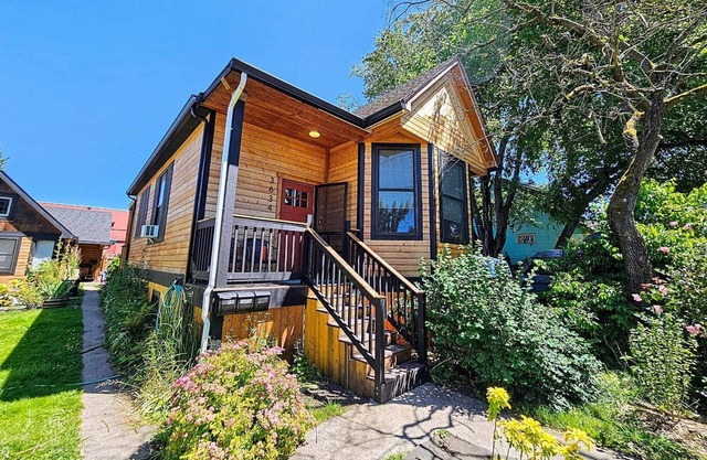Hip and cozy dog-friendly Mississippi Victorian