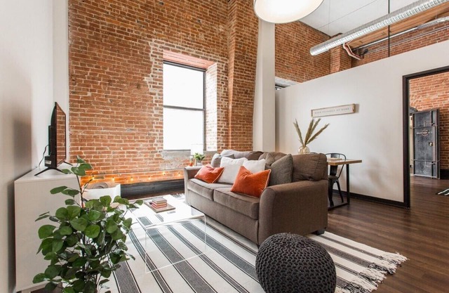 Hip Downtown Loft Walk to River Market and DT