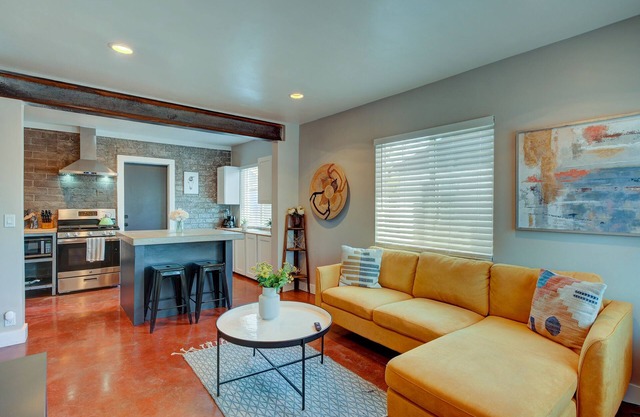 Hip, Pet Friendly 1Bed w/Fast WiFi, Near Downtown