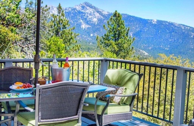Hip, Secluded 2BR/2BA Cabin Unmatched Panoramic Views and Charm Among the Pines
