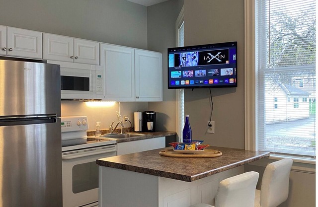 Hip Suite-1st Floor - Arts District/Farmers Mkt/Cafes/Breweries-Near Lake George