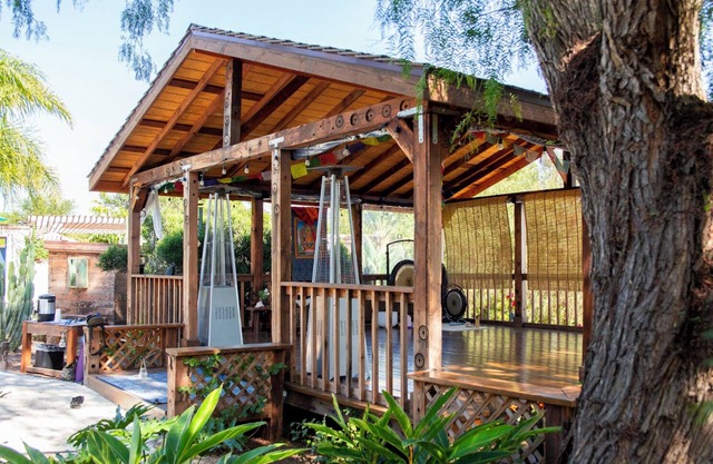 Hipster Cottage minutes from Downtown Vista! Yoga, Mediation & Sound Bath