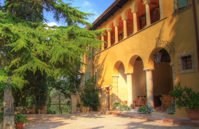 Historic Villa/Classic Food & Wine retreat with Swimming Pool Wifi a/c parking