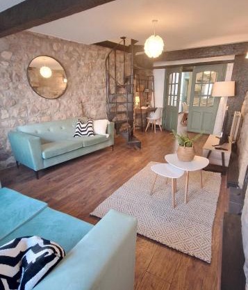 Historic 17th-Century Cottage with Hot Tub in Charming Heysham