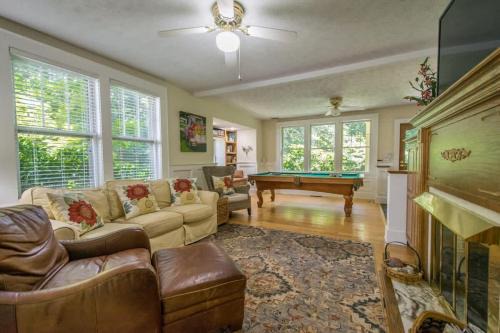 Historic 4BR Colonial with Pool Table and Fire Pit