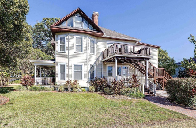 Historic 5BR |4 King Beds | Walk to Florida Southern U | Private Deck | Near Lake Hollingsworth!